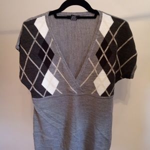Gray argyle short sleeve sweater